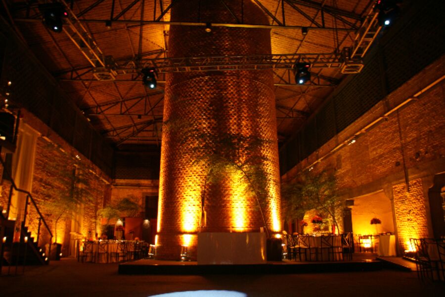 Evento corporativo com iluminação cênica
